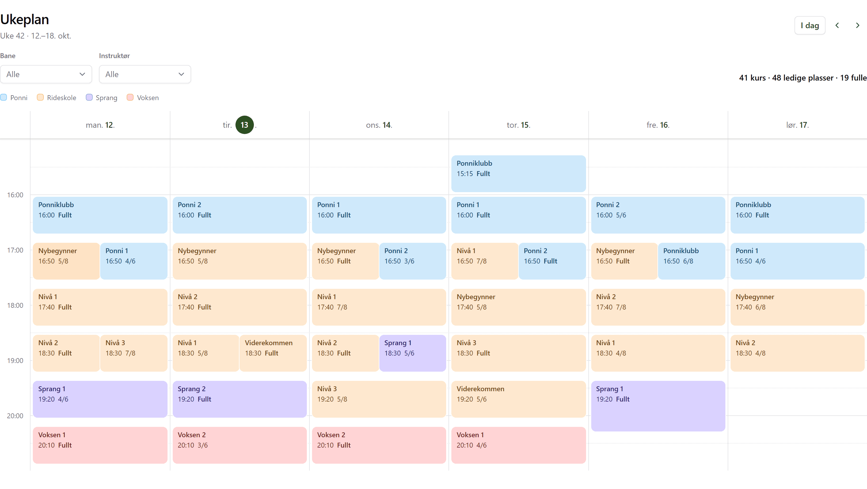 The week plan in Bookingleaf: the week's courses on a time grid, with free places and full courses